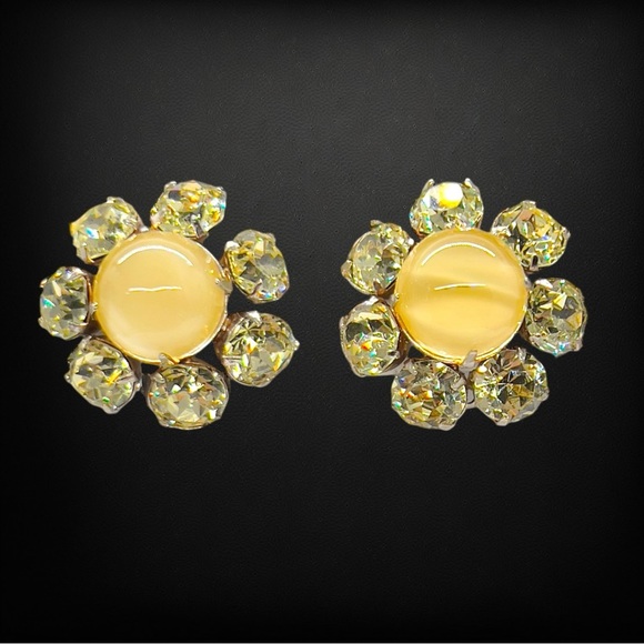 Vintage UV Reactive Yellow Moonglow Cabochon & Citrine Glass Clip On Earrings - Picture 3 of 7